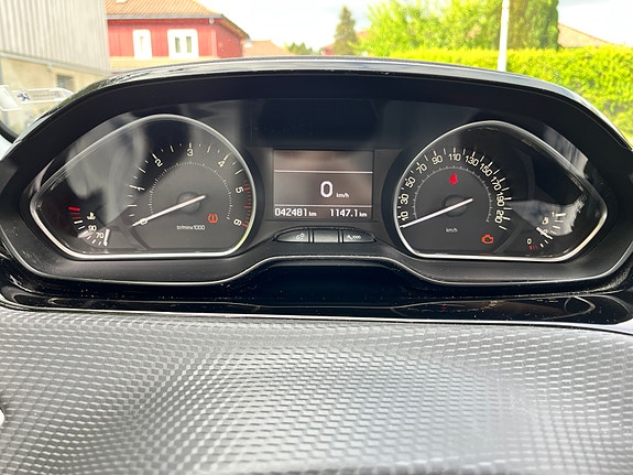 Peugeot 208 11 of 16