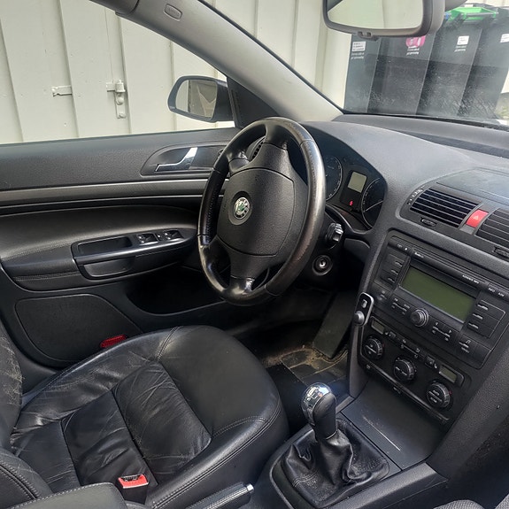 Skoda Octavia 2 of 5