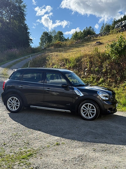 MINI Countryman Cooper D 2 of 5