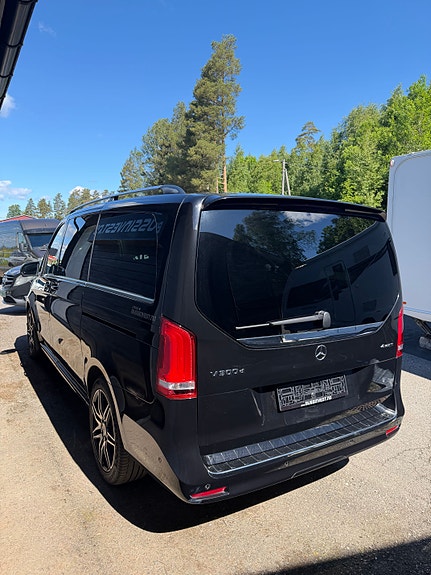 Mercedes-Benz V300 d 3 of 13