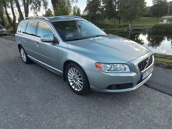Volvo V70 3 of 5