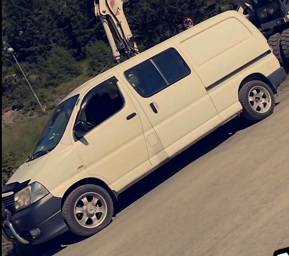 Toyota HiAce 2 of 4