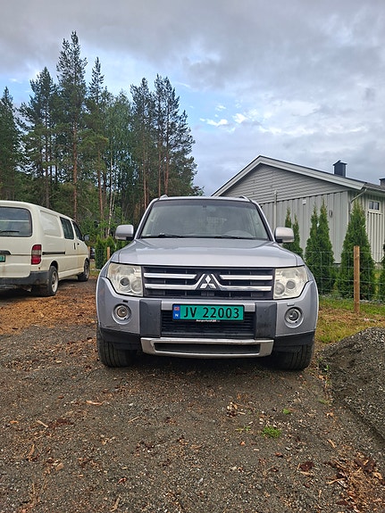 Mitsubishi Pajero 3 of 5