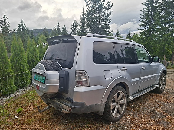 Mitsubishi Pajero 2 of 5