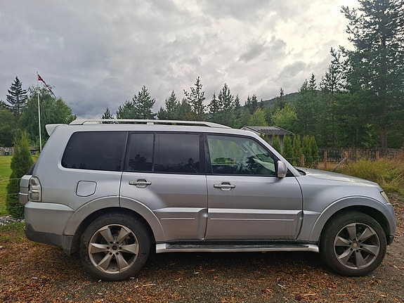 Mitsubishi Pajero 4 of 5