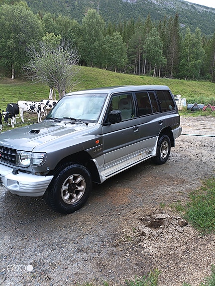 Mitsubishi Pajero 3 of 5