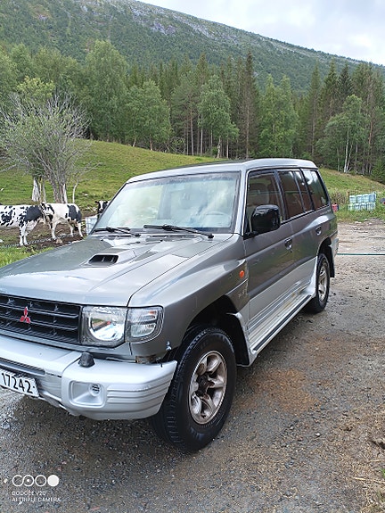 Mitsubishi Pajero 2 of 5