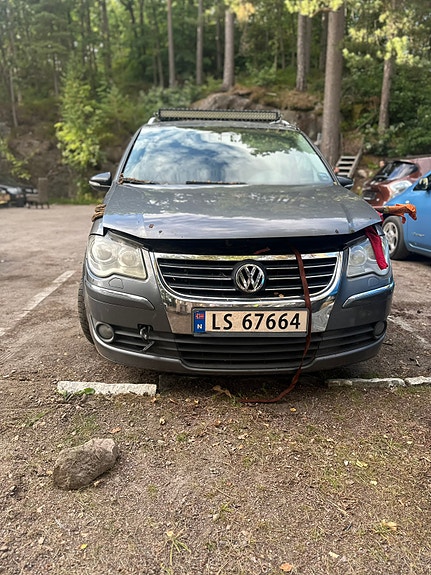 Volkswagen Touran 2 of 5