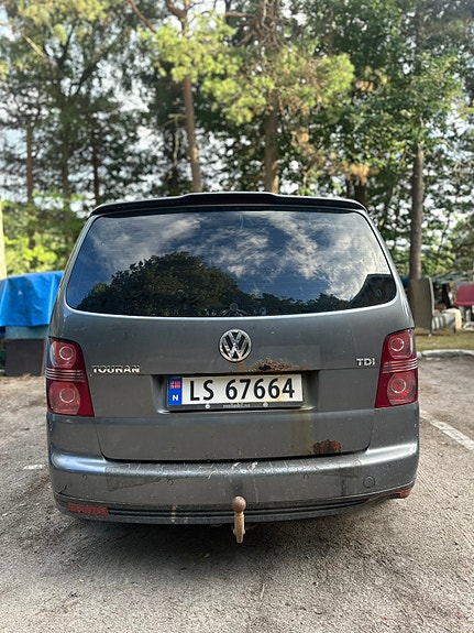 Volkswagen Touran 4 of 5