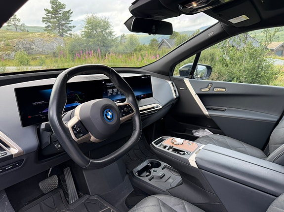 BMW iX 10 of 18