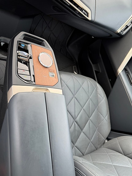 BMW iX 12 of 18