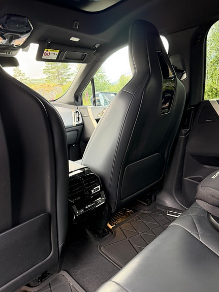 BMW iX 8 of 18