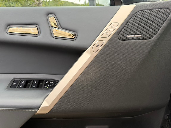 BMW iX 13 of 18