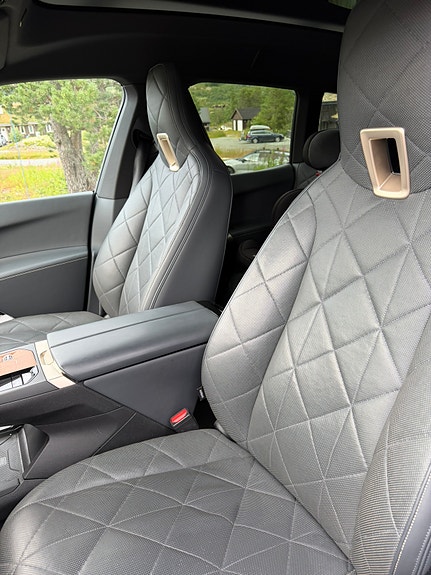 BMW iX 14 of 18