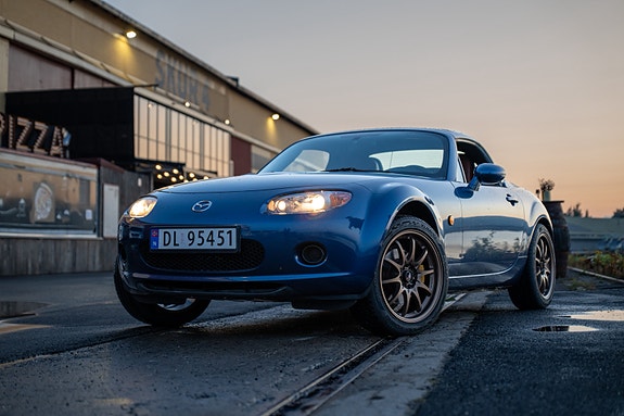 Mazda MX-5 2 of 5