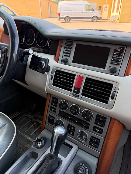 Land Rover Range Rover 9 of 11