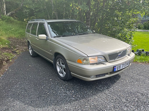 Volvo V70 3 of 12