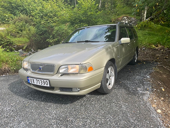 Volvo V70 2 of 12