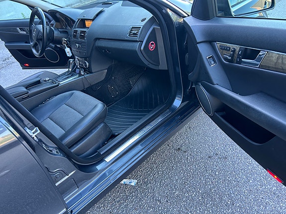 Mercedes-Benz C200 17 of 30