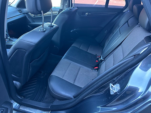Mercedes-Benz C200 28 of 30