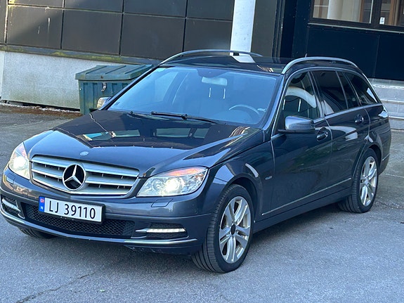 Mercedes-Benz C200 2 of 30