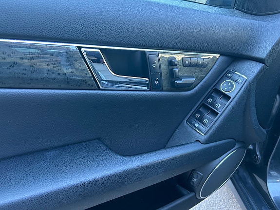 Mercedes-Benz C200 23 of 30