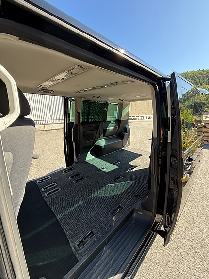 Volkswagen Caravelle 9 of 22