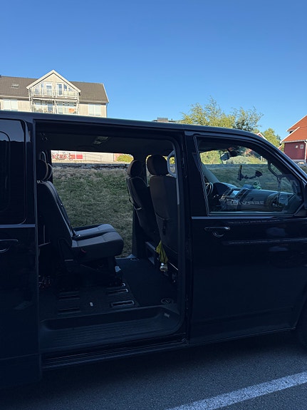 Volkswagen Caravelle 4 of 5