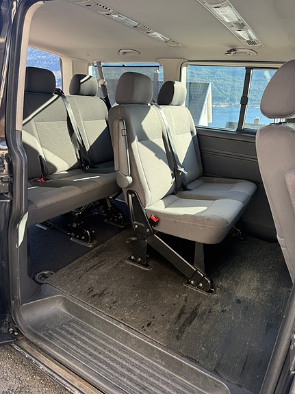 Volkswagen Caravelle 10 of 13