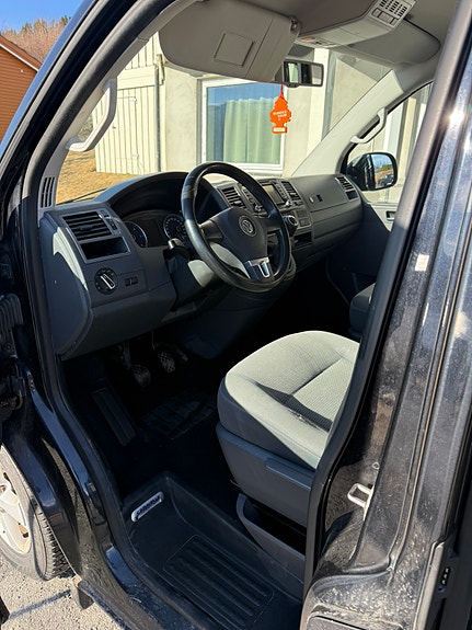 Volkswagen Caravelle 6 of 13