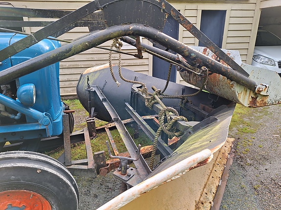 Ford Major med frontlaster og plog 4 of 5