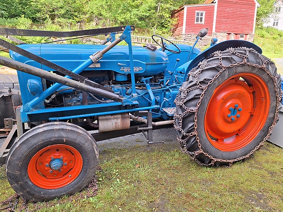 Ford Major med frontlaster og plog 3 of 5