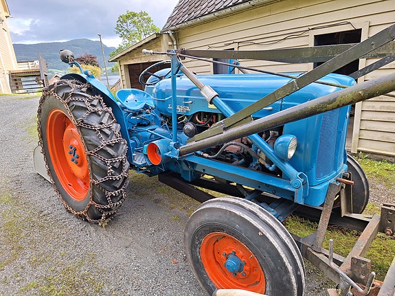 Ford Major med frontlaster og plog 2 of 5