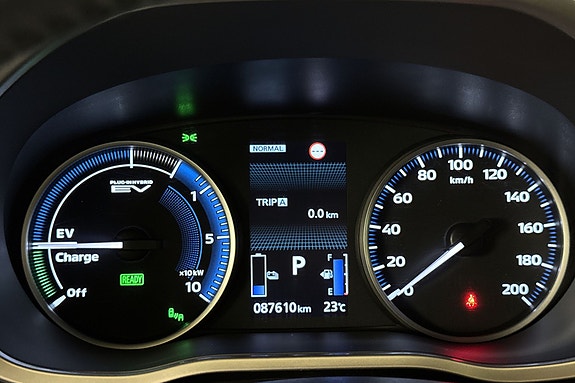 Oversiktlig digitalt instrumentpanel med ladestatus og fartsmåler.