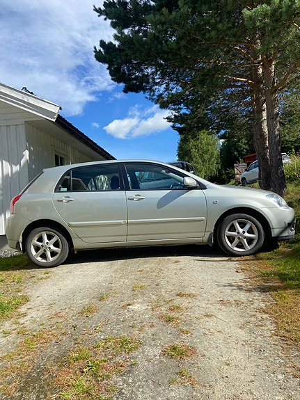 Toyota Corolla 2 of 5