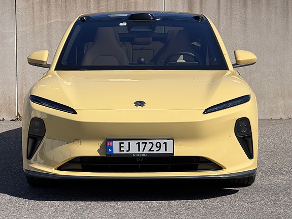 NIO ET5 3 of 5