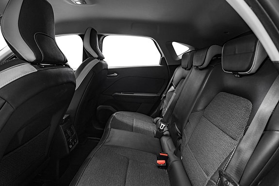 Romslig baksete med Isofix-fester for trygg barnesikkerhet.