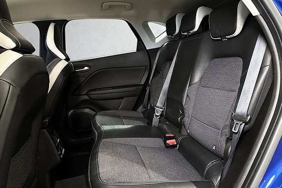 Behagelige bakseter i mørk tekstil med ISOFIX barnesikring.