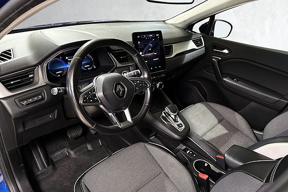 Moderne dashboard med intuitivt infotainmentsystem og touchskjerm.