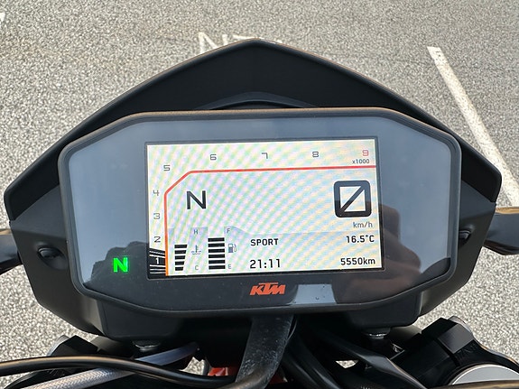 KTM 690 Duke R - A2 - Akrapovic - Tank og sidevesker 11 of 19