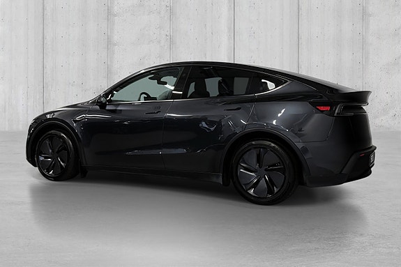 Tesla Model Y 4 of 5