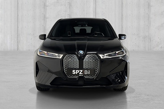 BMW iX 2 of 5