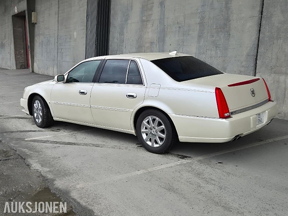 Cadillac Deville 2 of 5