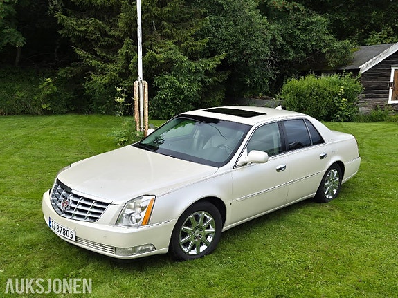 Cadillac Deville 5 of 5