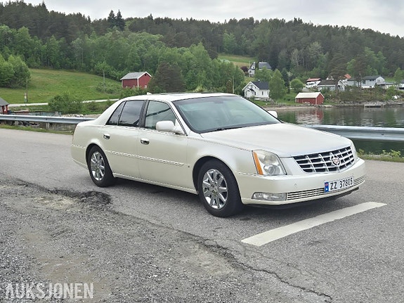 Cadillac Deville 4 of 5