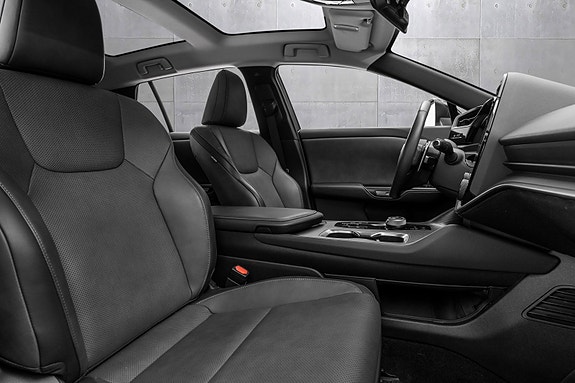 Lexus RZ450e 22 of 27
