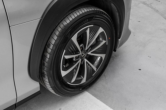 Lexus RZ450e 9 of 27