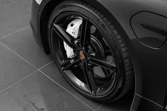 Porsche Taycan 10 of 30