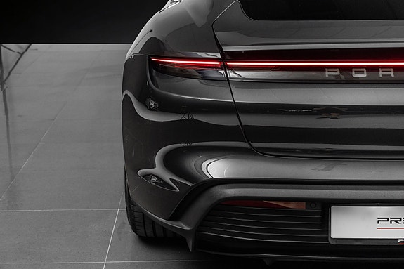 Porsche Taycan 9 of 30