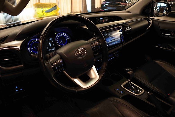Toyota HiLux 23 of 30